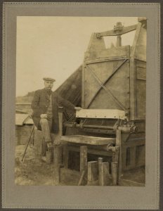Steenfabricage Aberson pers aan de beugel boven de bak is een verbreding aang…, Bestanddeelnr 256-1483