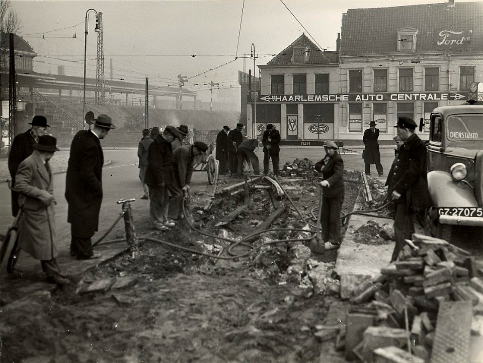 Stationsplein hoek Jansweg. Het verwijderen van de tramrails. Aangekocht in 1977 van United Photos de Boer bv, NL-HlmNHA 1478 25900 K 38