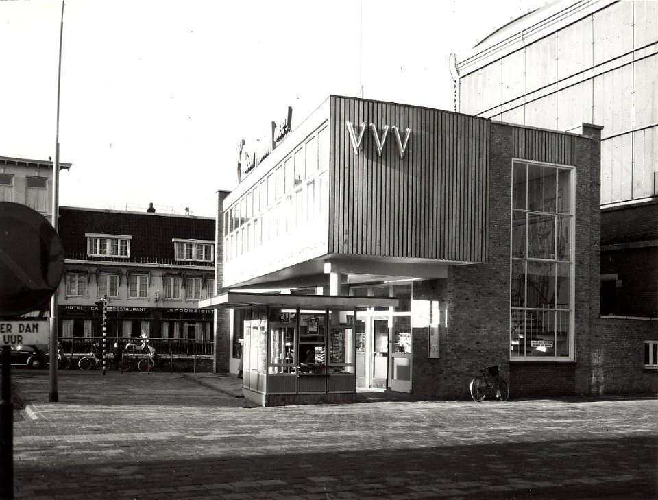 Stationsplein 1. Aangekocht in 1977 van United Photos de Boer bv, NL-HlmNHA 54010752