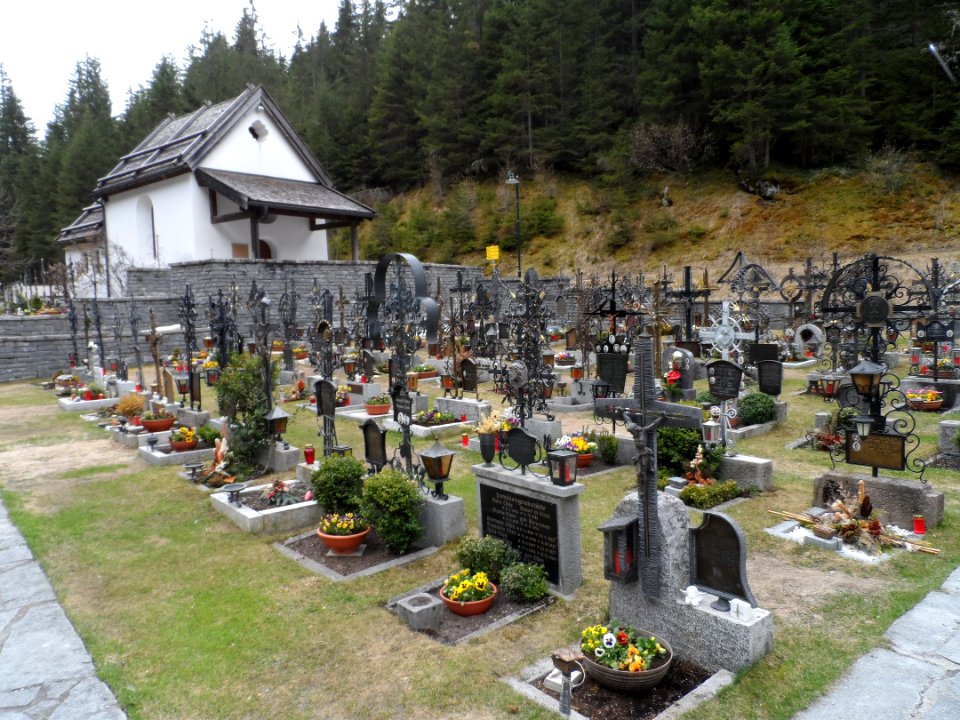 StLeonhard-Pitztal-Friedhof-Kapelle