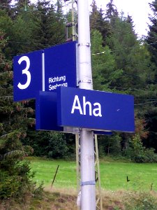 Stationsschild Bahnhof Aha (cropped)