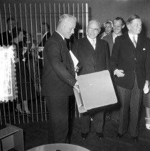 Stedelijk museum tentoonstelling Teutel Schule Kiefeld ( v.l.n.r. d Ailly Hausen, Bestanddeelnr 905-1147
