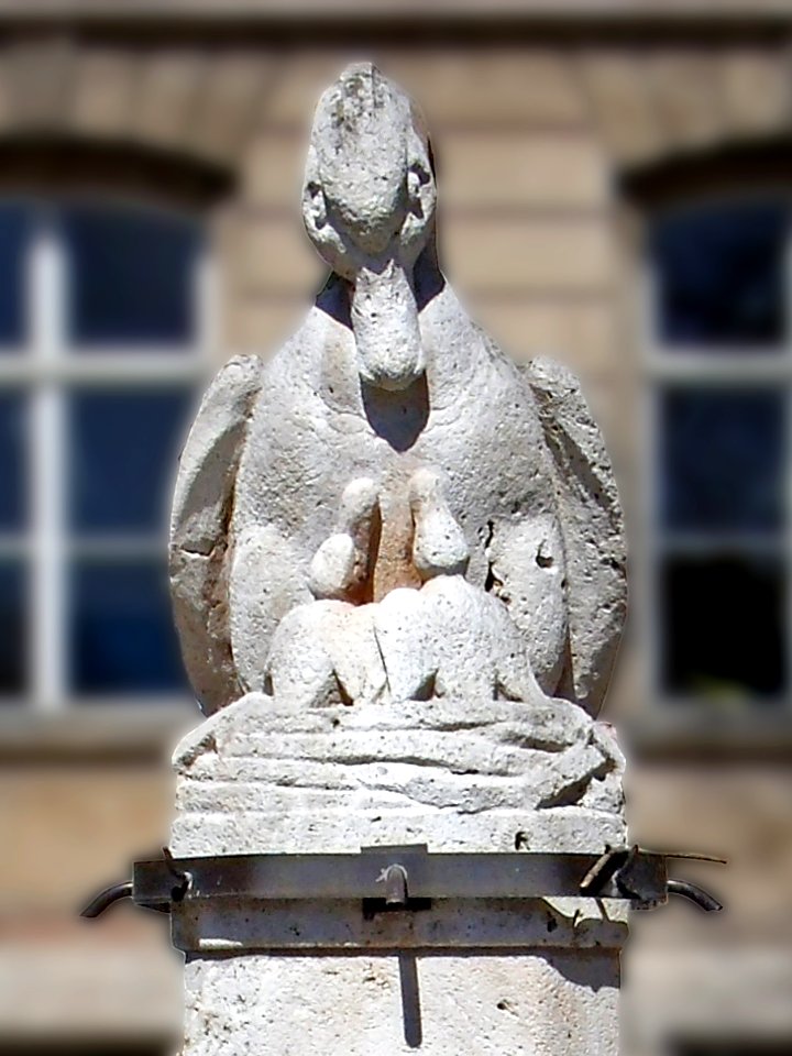 Stockentenbrunnen in Weimar, Thüringen crop