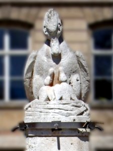 Stockentenbrunnen in Weimar, Thüringen crop
