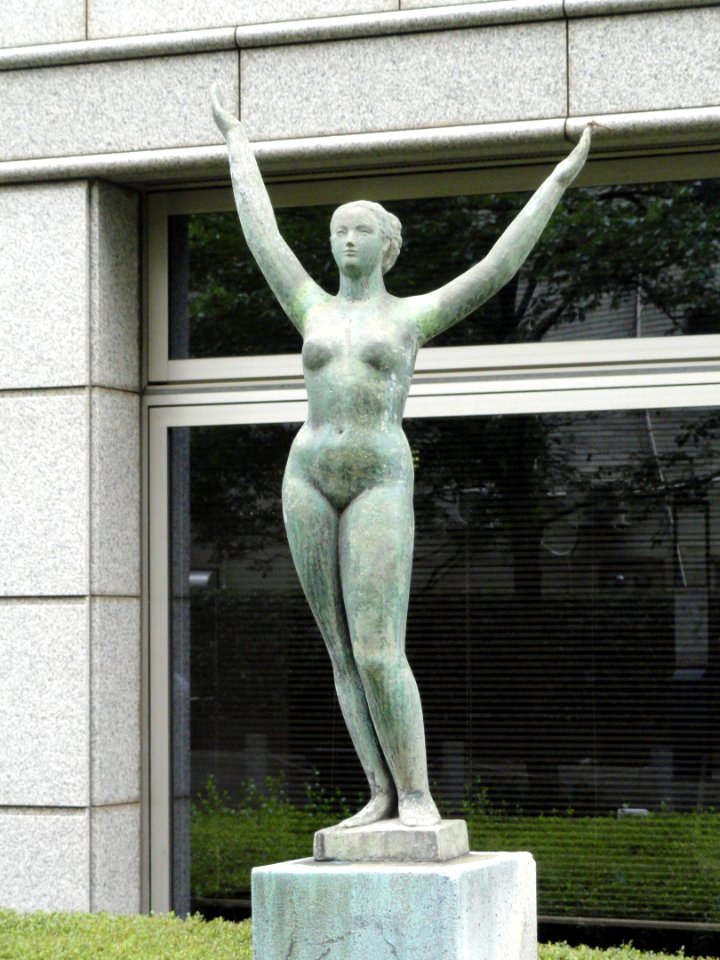 Statue - Bunka Gakuen University - Shinjuku, Tokyo - DSC04731