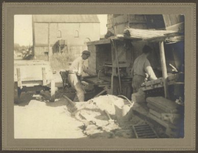 Steenfabriek een afstrijker (van gevulde vormen) en een inschuiver (van lege v…, Bestanddeelnr 256-1449