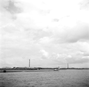 Steenfabrieken bij de ingang van het Pannerdens Kanaal, gezien vanaf de Waal, Bestanddeelnr 254-0946