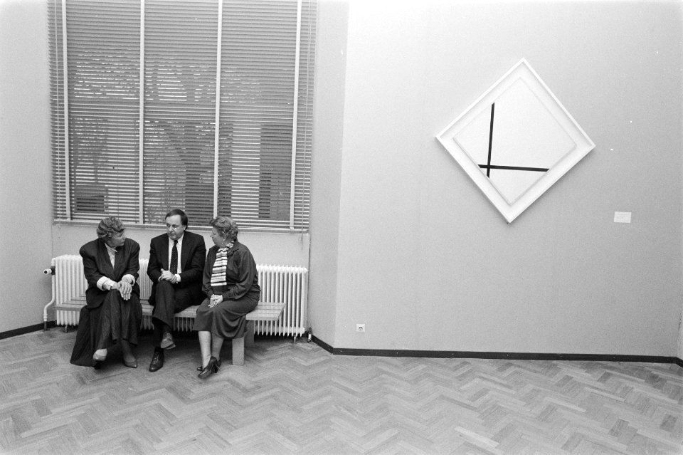 Stedelijk Museum Amsterdam verwerft Mondriaans Compositie met twee lijnen op , Bestanddeelnr 934-1524