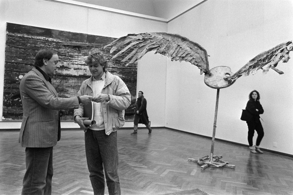 Stedelijk Museum 50.000e bezoeker van de Anselm Kiefer tentoonstelling. Direct, Bestanddeelnr 933-8576