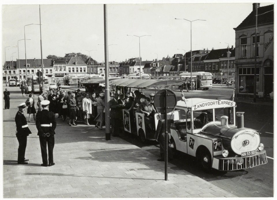 Stationsplein, ziende naar het zuidoosten. NL-HlmNHA 54010586