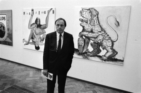 Stedelijk Museum directeur Wim Beeren bij twee werken van Rob Scholte , onderdee, Bestanddeelnr 933-4914