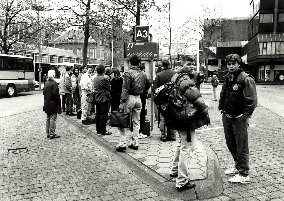 Stationsplein z.n.h. oosten. Aangekocht in 1992 van United Photos de Boer bv. - Negatiefnummer 34344 k 18. - Gepubliceerd in het Haarlems Dagblad van 14.05.1991