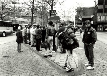 Stationsplein z.n.h. oosten. Aangekocht in 1992 van United Photos de Boer bv. - Negatiefnummer 34344 k 18. - Gepubliceerd in het Haarlems Dagblad van 14.05.1991