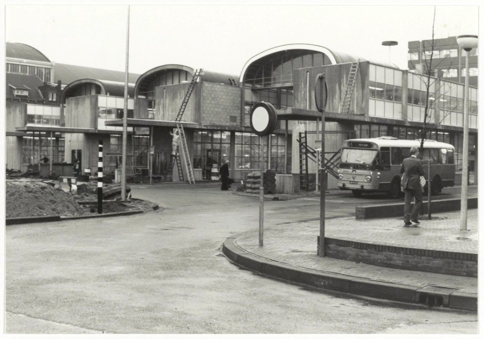 Stationsplein. Oplevering van het districtskantoor van de N.Z.H. door bouwmaatschappij Nederhorst b.v. NL-HlmNHA 54004884