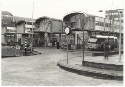 Stationsplein. Oplevering van het districtskantoor van de N.Z.H. door bouwmaatschappij Nederhorst b.v. NL-HlmNHA 54004884