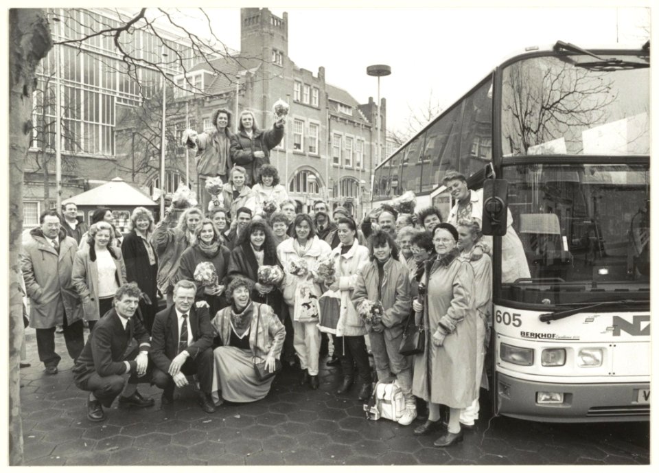 Stationsplein. Vertrek bloemenmeisjes naar Japan. NL-HlmNHA 54023685