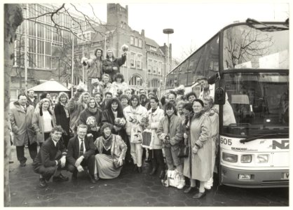 Stationsplein. Vertrek bloemenmeisjes naar Japan. NL-HlmNHA 54023685