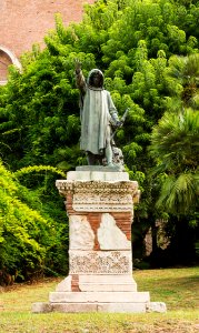 Statue Cola de Rienzi, Capitole, Rome, Italy photo