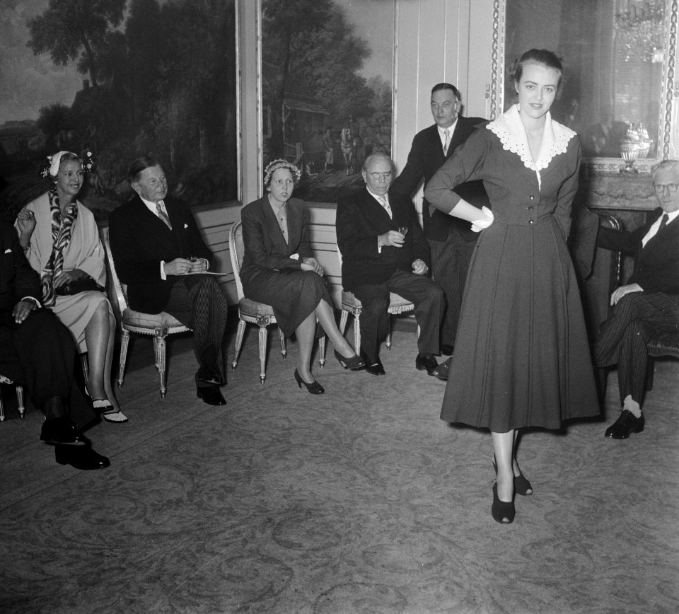 Stedelijk museum tentoonstelling Teutel Schule Kiefeld ( v.l.n.r. d Ailly Hausen, Bestanddeelnr 905-1148