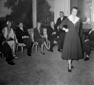 Stedelijk museum tentoonstelling Teutel Schule Kiefeld ( v.l.n.r. d Ailly Hausen, Bestanddeelnr 905-1148