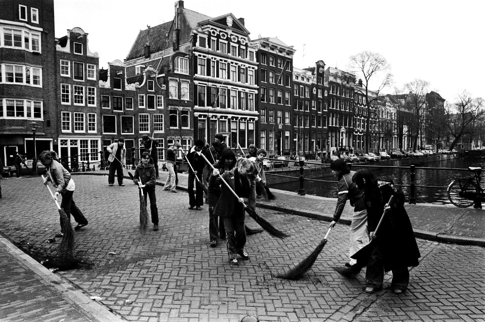 Steden, schoonmaken, kinderen, Bestanddeelnr 930-2141