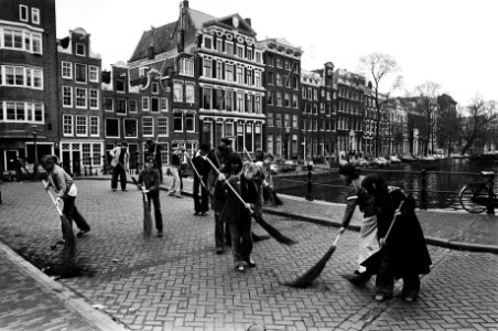 Steden, schoonmaken, kinderen, Bestanddeelnr 930-2141