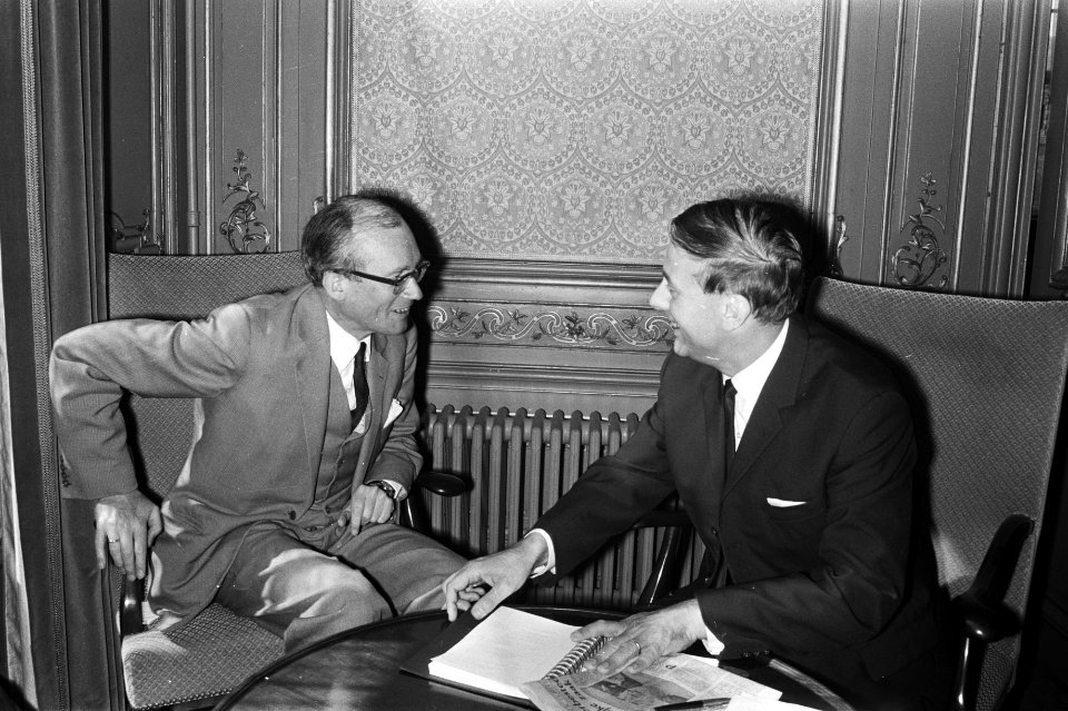 Steenkamp (r) en minister Witteveen (VVD), Bestanddeelnr 924-5644