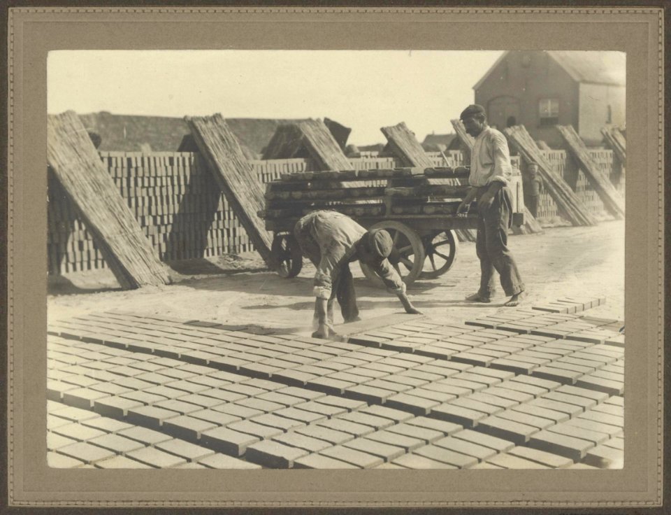Steenfabriek, openluchtbedrijf het neerslaan een neerslager verwerkt per voll…, Bestanddeelnr 256-1440