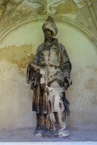 Statue - Cloisters - Mosteiro de Santa Cruz - Coimbra, Portugal - DSC09706