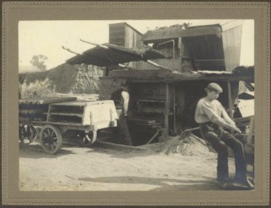 Steenfabriek wagen met drie etages voor gevulde vormen daarachter de afstrijke, Bestanddeelnr 256-1388