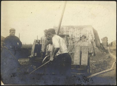 Steenfabriek pers met voetbeweging voor het vormen van twee stenen tegelijk, Bestanddeelnr 256-1498
