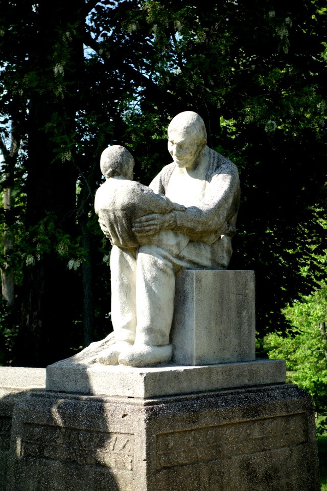 Statuary Group by Lucien Charles Edouard Alliot - Mariemont, Ohio - DSC03869