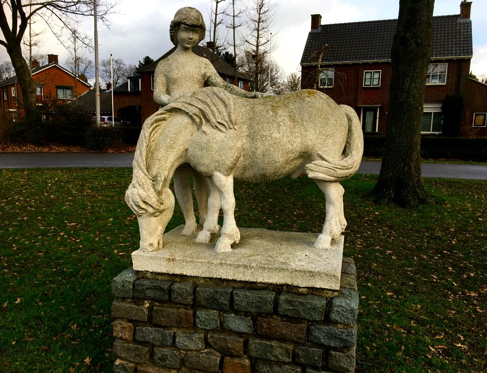 Statue 'Meisje met pony'
