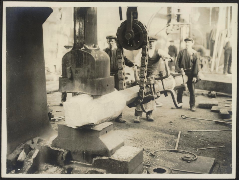 Steam hammer at work on a Red Hot bar, Bestanddeelnr 158-2641