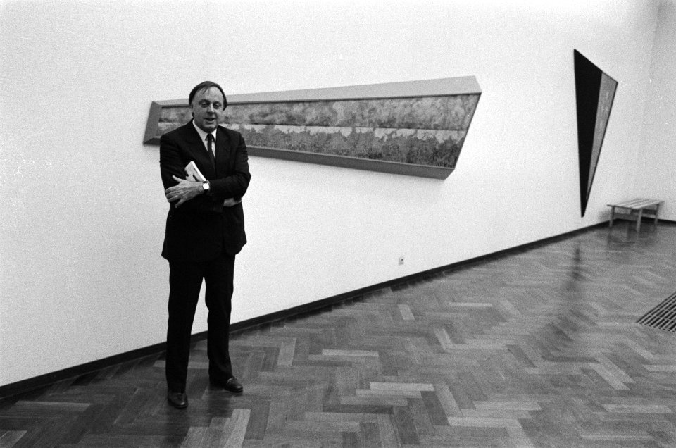 Stedelijk Museum directeur Wim Beeren bij twee werken van Rob Scholte , onderdee, Bestanddeelnr 933-4915