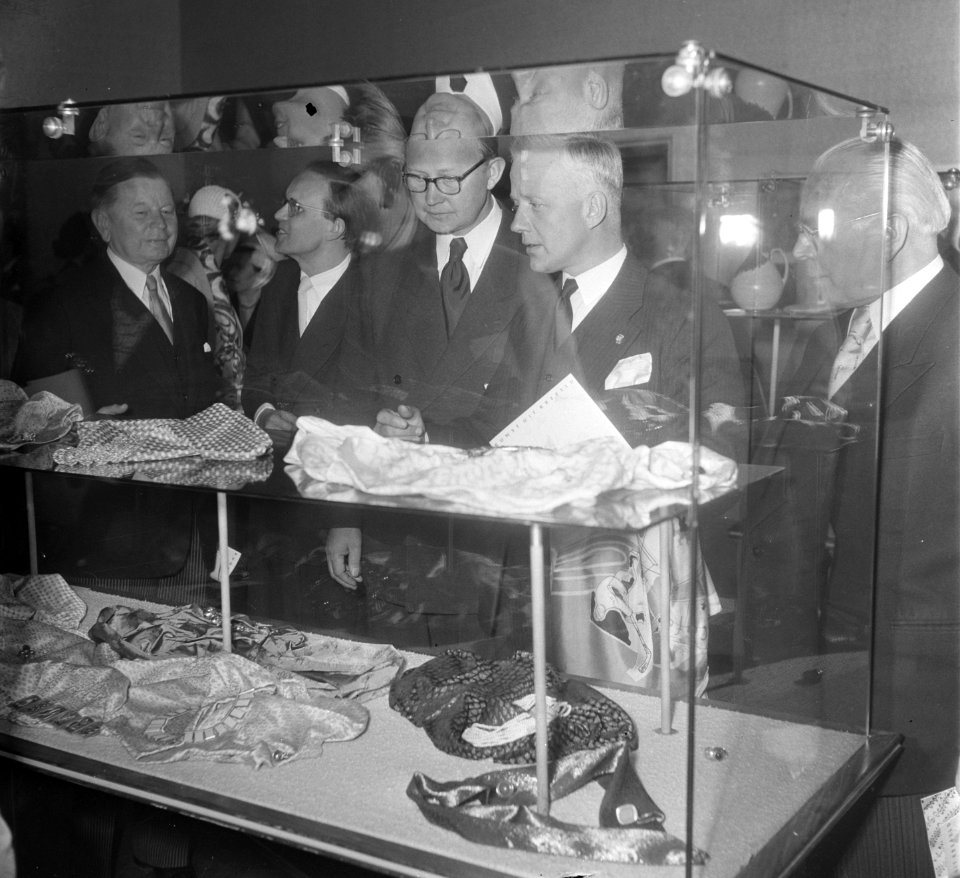 Stedelijk museum tentoonstelling Teutel Schule Kiefeld ( v.l.n.r. d Ailly Hausen, Bestanddeelnr 905-1150