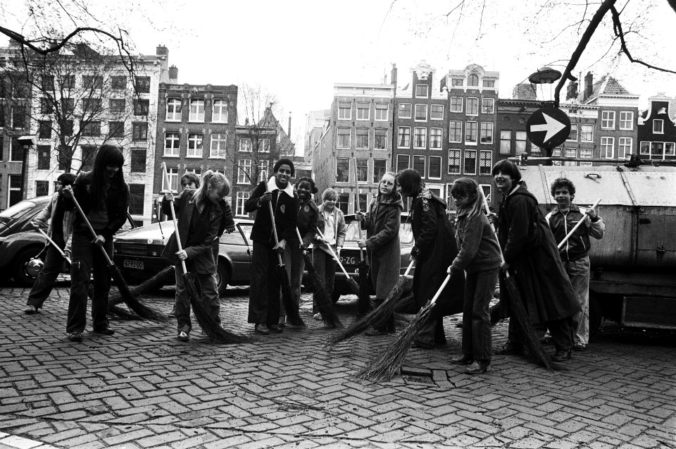Steden, schoonmaken, kinderen, Bestanddeelnr 930-2142