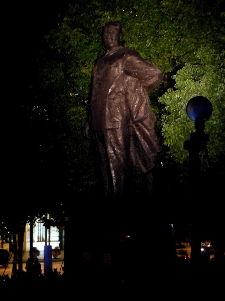 Statues in The Bund 01