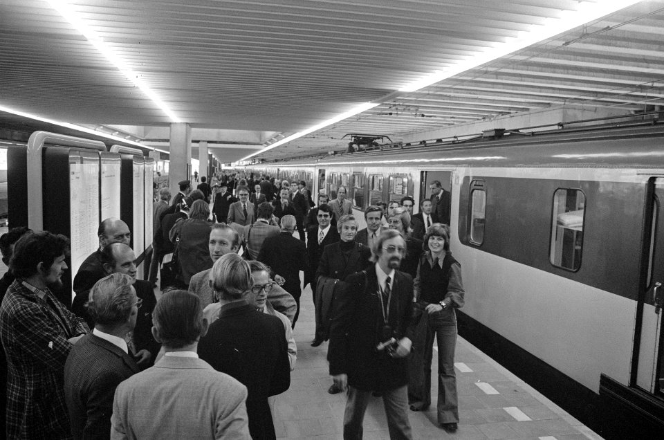 Station NS te Den Haag , als vervanging staatsspoor, geopend, eerste trein net a, Bestanddeelnr 926-7100