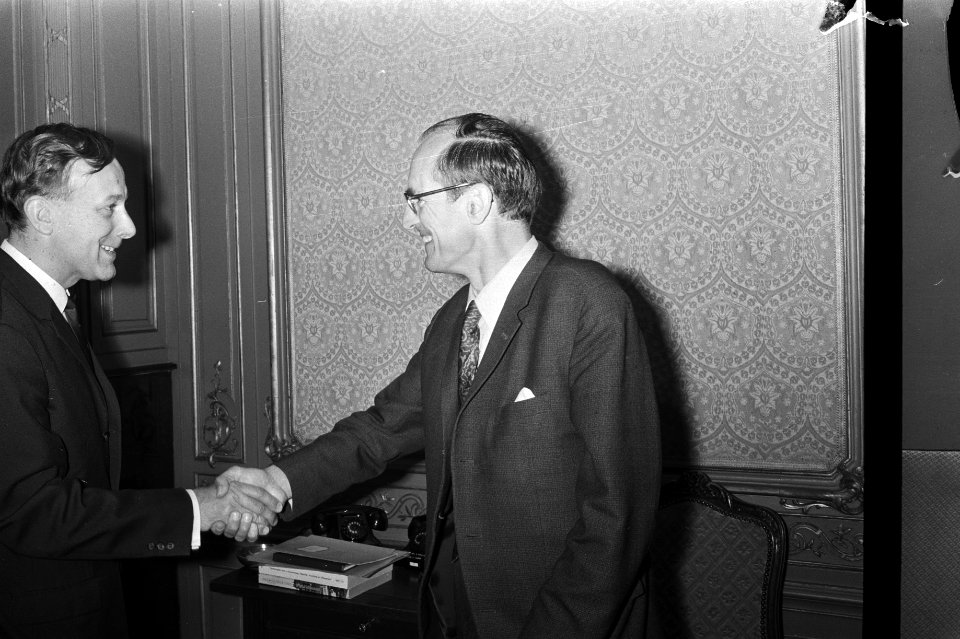Steenkamp (l) begroet Drees jr. (DS'70), Bestanddeelnr 924-5642
