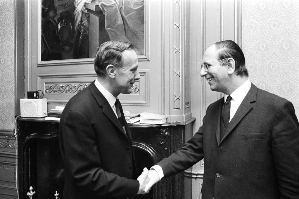 Steenkamp (l) begroet SER-voorzitter De Pous, Bestanddeelnr 924-5699