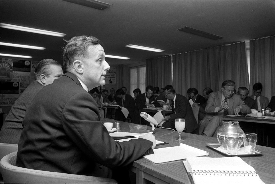 Steenkamp (r) en Van der Wiel, hoofddirecteur van de Rijksvoorlichtingsdienst, Bestanddeelnr 924-6608