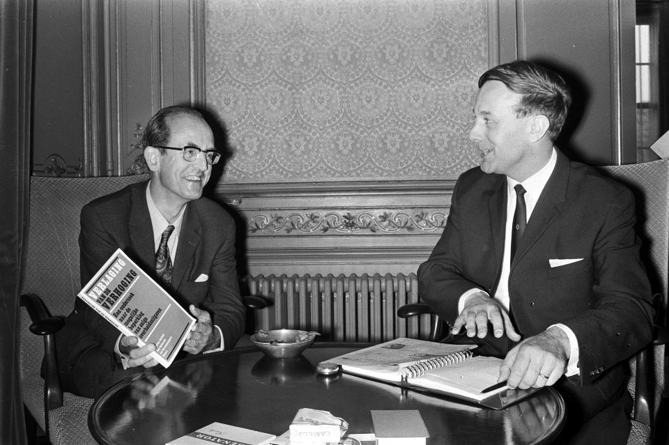 Steenkamp (r) en Drees jr. met boek, Bestanddeelnr 924-5643