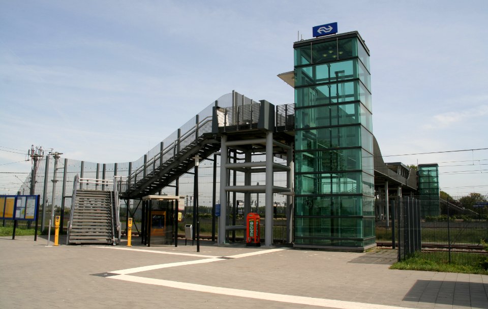 Station Lage Zwaluwe toegang