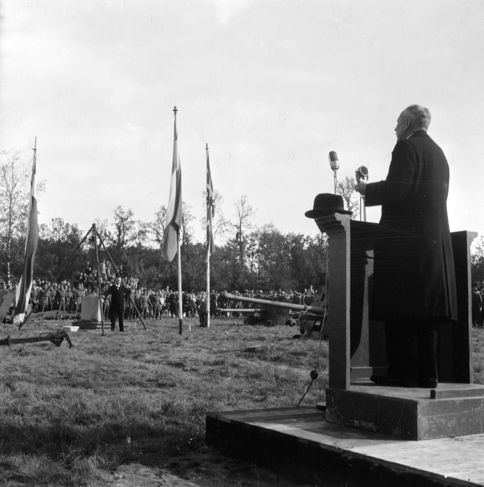 Steenlegging door generaal Urquhart van de Engelse Airborne troepen te Oosterbee, Bestanddeelnr 900-8319