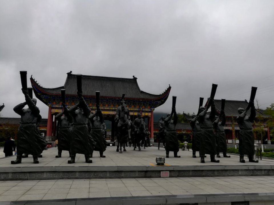Statues of trumpeter (Shang dynasty) in Miyin Temple