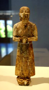 Statuette of worshipper, Iraq or western Iran, 8th or 7th century BC, ivory - Cincinnati Art Museum - DSC04601