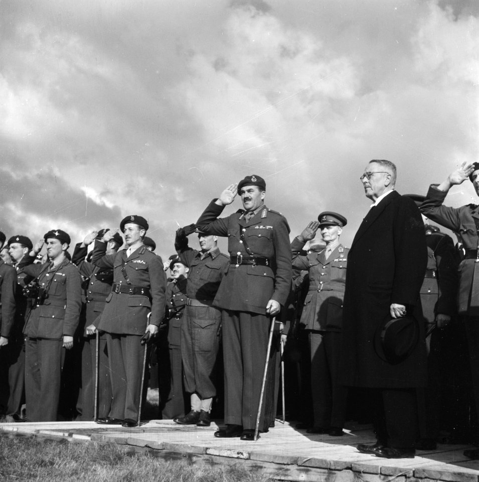 Steenlegging door generaal Urquhart van de Engelse Airborne troepen te Oosterbee, Bestanddeelnr 900-8318