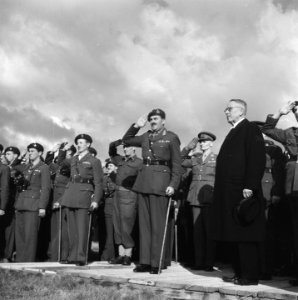 Steenlegging door generaal Urquhart van de Engelse Airborne troepen te Oosterbee, Bestanddeelnr 900-8318