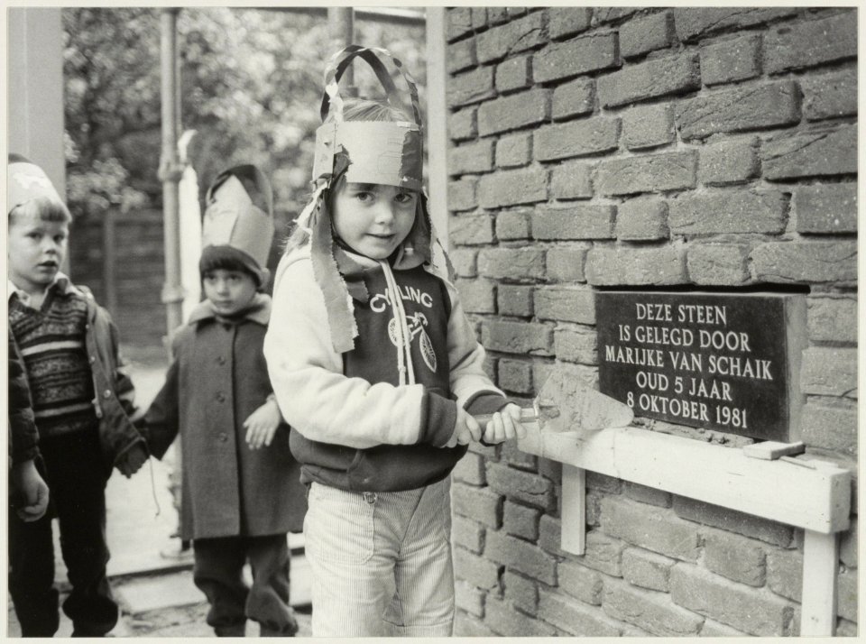 Steenlegging door de vijfjarige Marijke van Schaik in verband met uitbreiding van de Dreefschool voor Christelijk onderwijs aan de Dreef 20. NL-HlmNHA 54012365